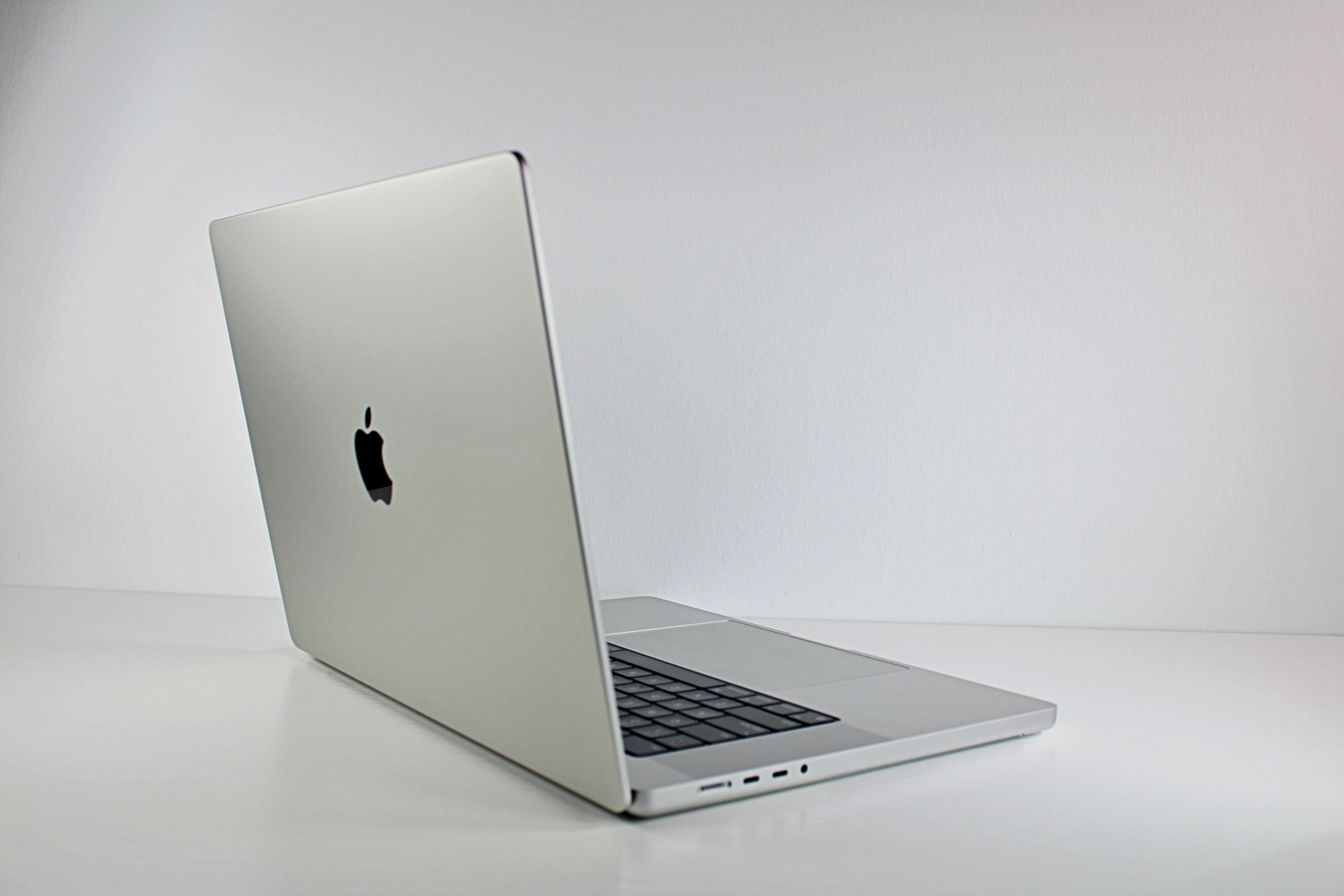 2021 Apple MacBook Pro 16-inch M1 Max 32-Core 64GB RAM 4TB SSD - Silve