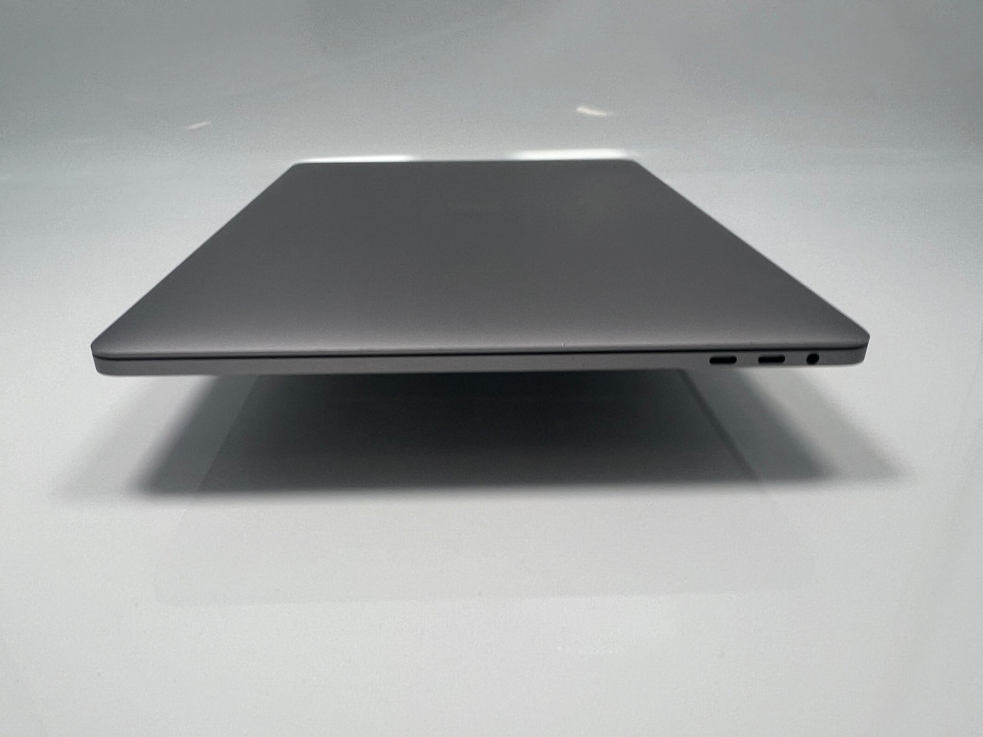 Apple MacBook Pro 15-Inch (2016) 2.7GHz 16GB RAM 512GB SSD - Space Gre Apple MacBook Pro 15-Inch (2016) 2.7GHz 16GB RAM 512GB SSD - Space Gre