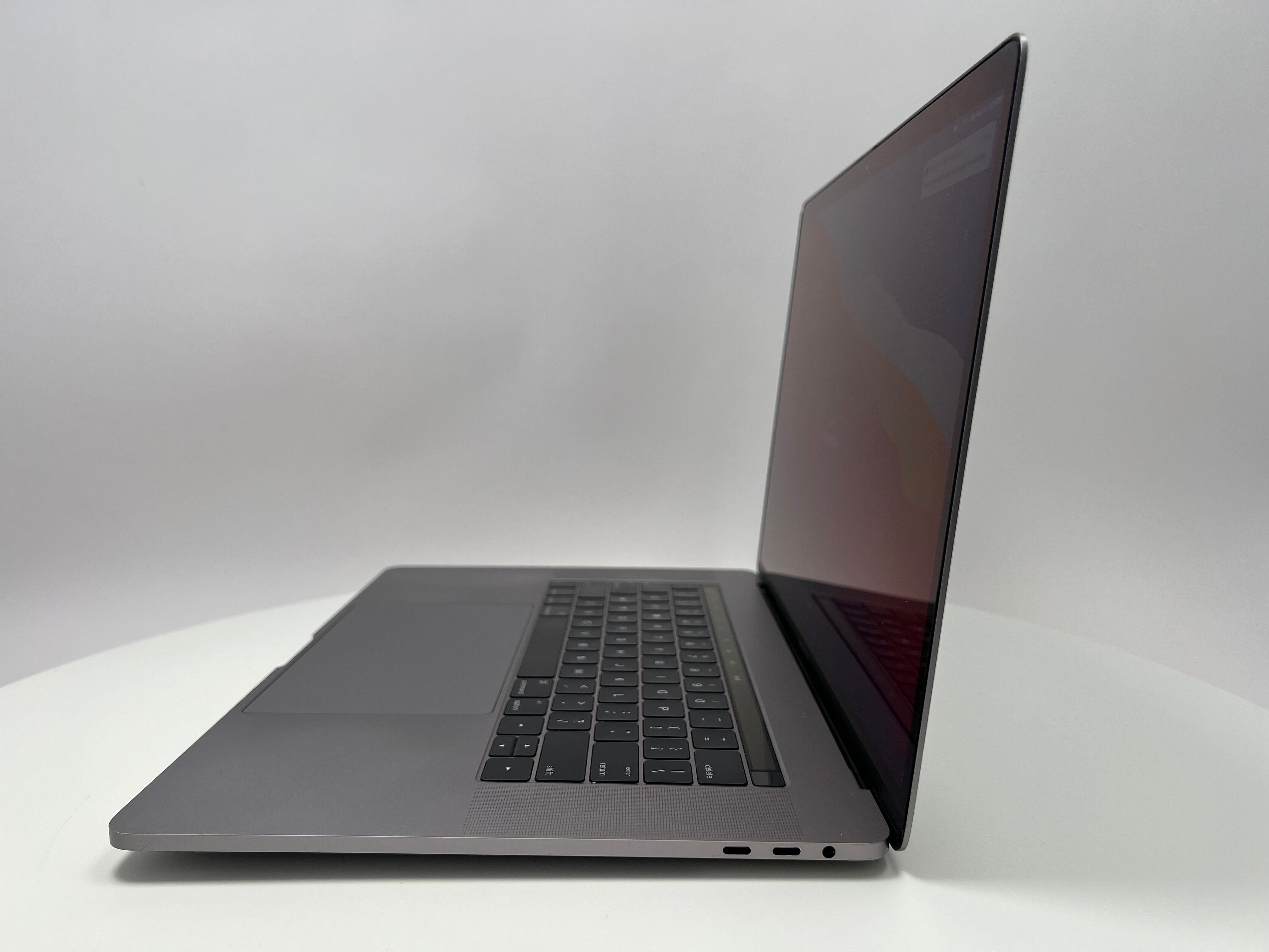 2016 MacBook Pro 15-inch i7 – 16GB RAM 512B SSD Silver