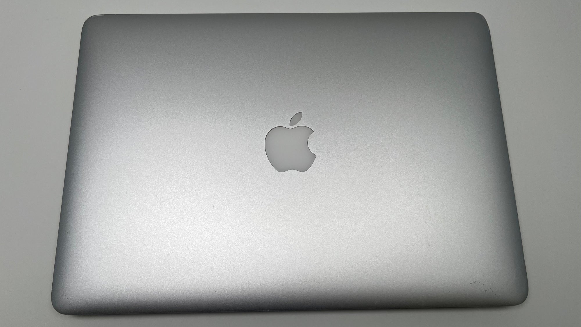 MacBook Air (2017) – i7 • HD 6000 – 8GB RAM 512GB SSD | Techable