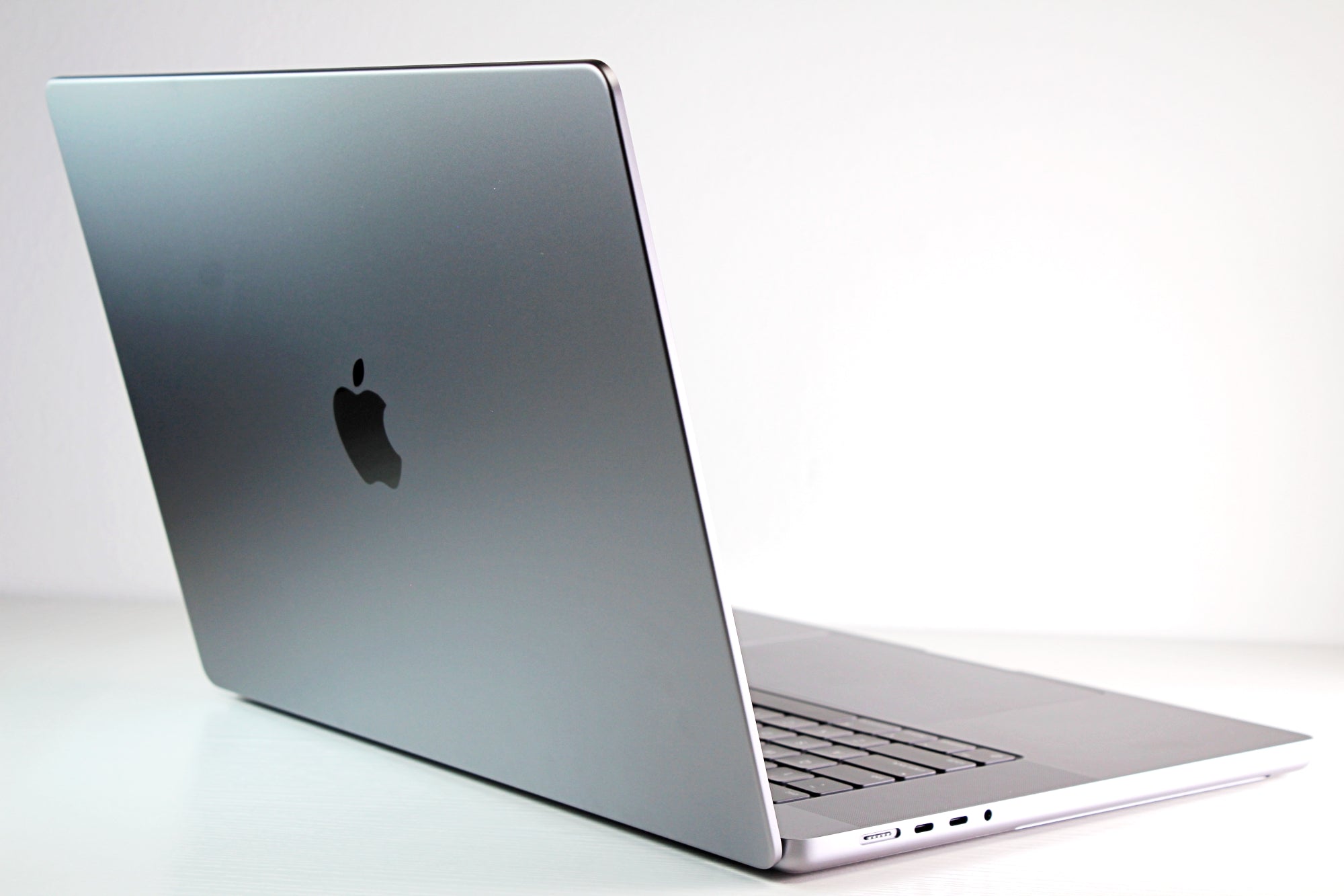 Apple MacBook Pro (2023) Rymdgrå M2 Max 96GB 2000GB SSD 38-core 16.2  (Z176-MNWA3KS/A-09SE)