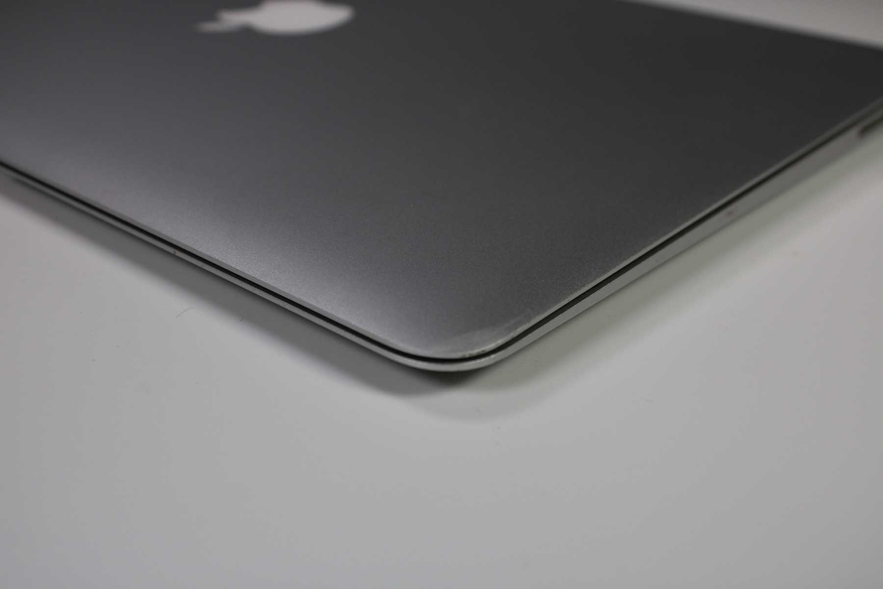 Apple MacBook Air 13-inch 2015 1.6GHz Core i5 4GB SSD (Wear & Tear Special)