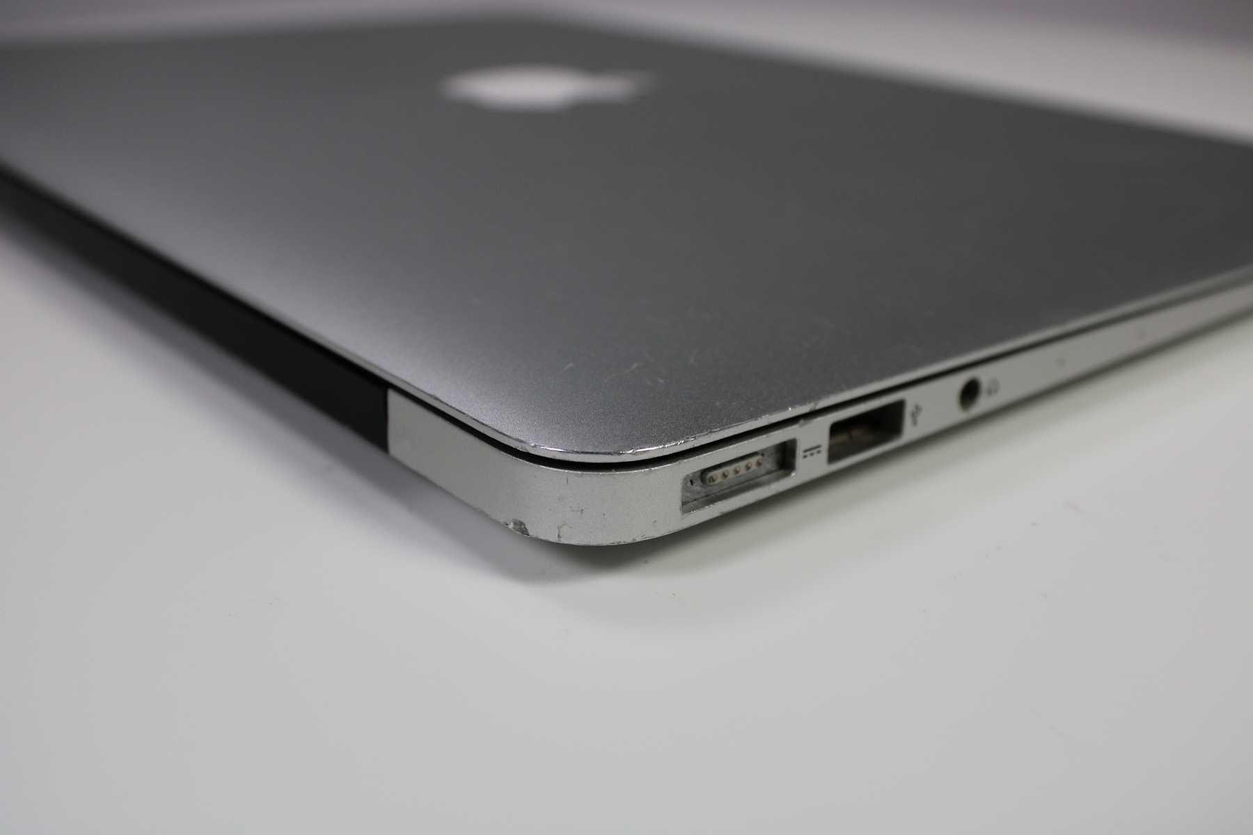 Apple MacBook Air 13-inch 2015 1.6GHz Core i5 8GB SSD (Wear & Tear Special)