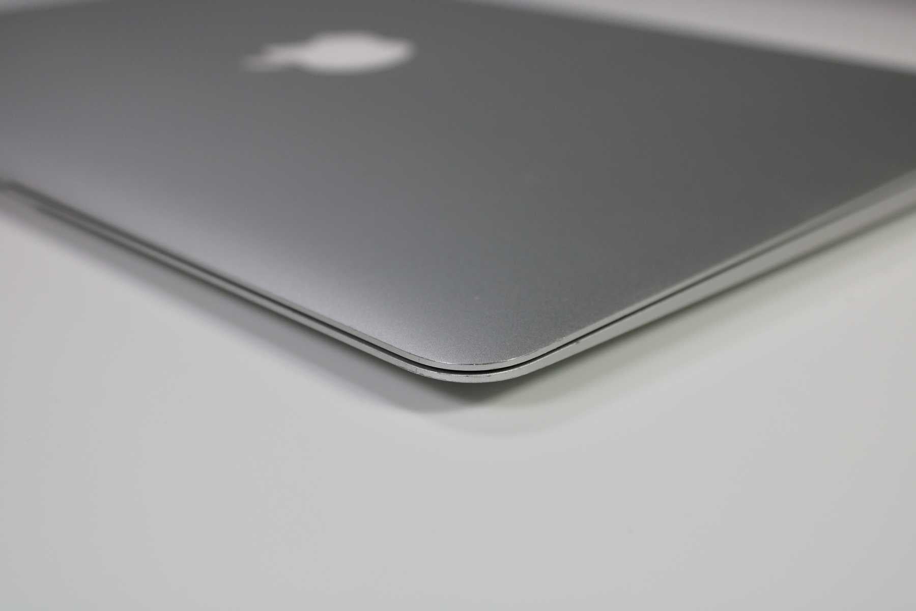 Apple MacBook Air 13-inch 2015 2.2GHz Core i7 8GB SSD (Wear & Tear Special)