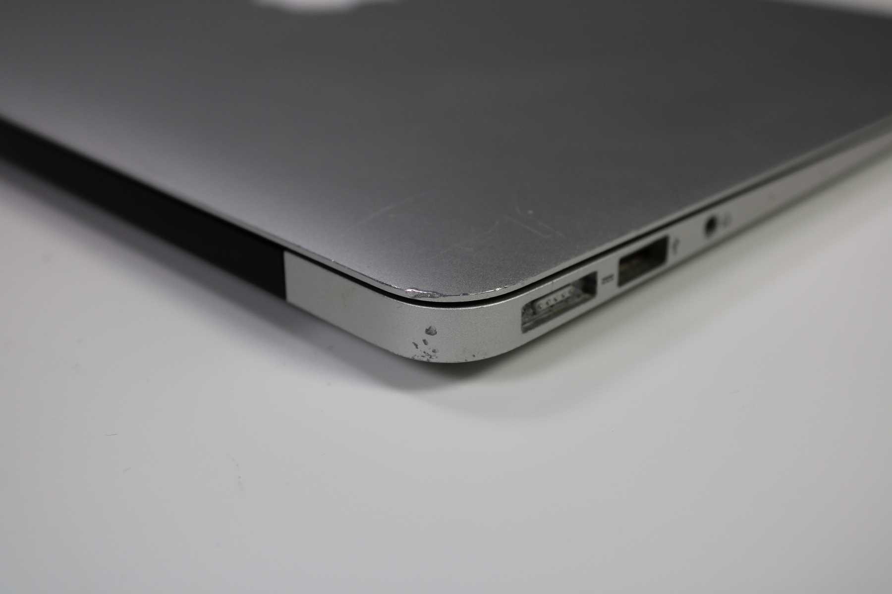 Apple MacBook Air 13-inch 2015 2.2GHz Core i7 8GB (Wear & Tear Special)