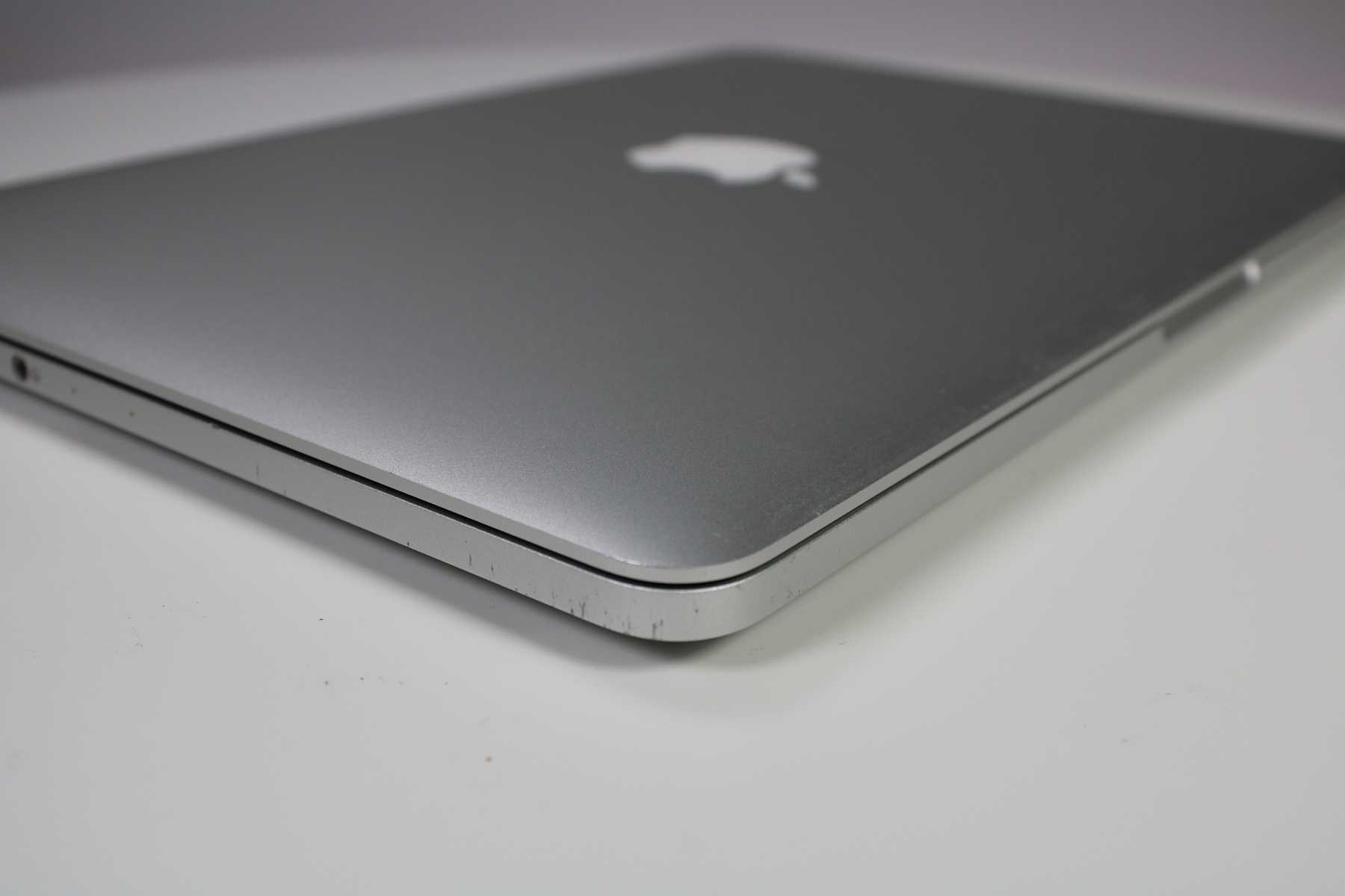 Apple MacBook Pro 13-inch 2015 2.7GHz Core i5 8GB SSD (Wear & Tear Special)